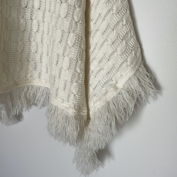 Classic cable knit fringed shawl - Picture 3 of 9